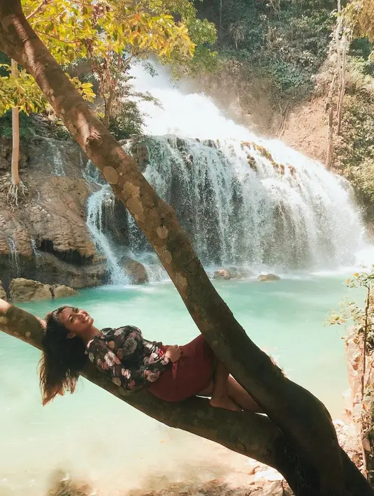 Tak hanya sampai situ saja, ia pun pernah kunjungi dan nikmati indahnya pemandangan di Raja Ampat, Papua. Cukup banyak selebriti yang pernah liburan menggunakan jasa travelnya, salah satunya ialah Ayu Ting Ting. (Liputan6.com/IG/@real.ayuanjani)
