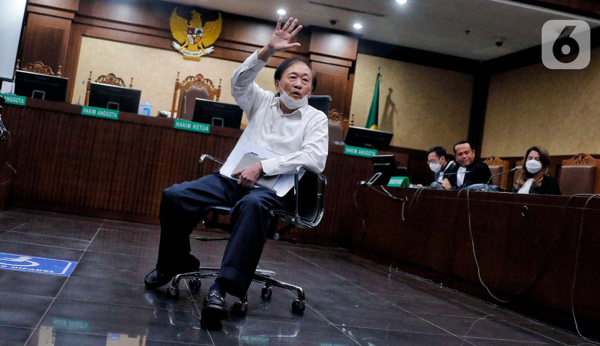 Terdakwa kasus dugaan tindak pidana korupsi Surya Darmadi bersiap mengikuti sidang pembacaan putusan di Pengadilan Tipikor Jakarta, Kamis (23/2/2023).  Surya Darmadi dijatuhi vonis 15 tahun penjara dan denda Rp1 miliar subsider enam bulan kurungan terkait tindak pidana korupsi usaha perkebunan kelapa sawit tanpa izin di Provinsi Riau periode 2004-2022. (Liputan6.com/Angga Yuniar)