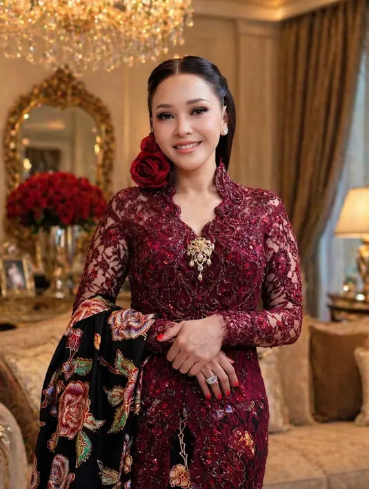 Berbeda lagi dengan Mawar Eva de Jongh yang tampil lebih fresh dan youthful. Ia memadukan kebaya lilac dengan detail tali-tali unik di bagian depan dan lengan bersama kain batik floral berwarna hijau. Gaya ini memberi nuansa modern, playful, sekaligus tetap feminin. Tas putih berbentuk unik yang dibawanya juga memberi sentuhan stylish pada keseluruhan look. [@mawardejongh].