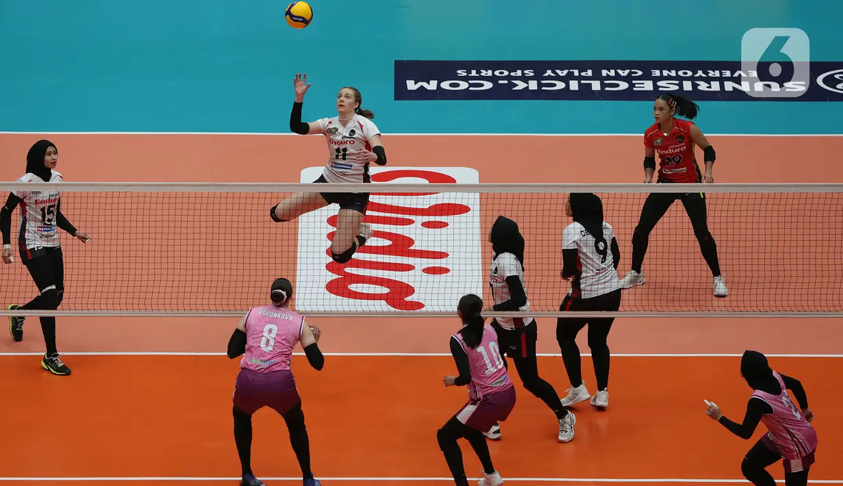 Jakarta Popsivo Polwan berhasil mengalahkan Jakarta Pertamina Enduro dengan skor 3-1 (25-18, 23, 25, 25-16, 25-13). (Liputan6.com/Helmi Fithriansyah)