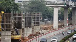 Suasana proyek LRT di Jl Rasuna Said, Jakarta, Rabu (1/8). Kereta ringan Jabodebek ditargetkan beroperasi pada Mei 2019 yang bakal melintasi tiga rute atau lintasan belum dapat dipakai saat perhelatan akbar Asian Games. (Liputan6.com/Faizal Fanani)