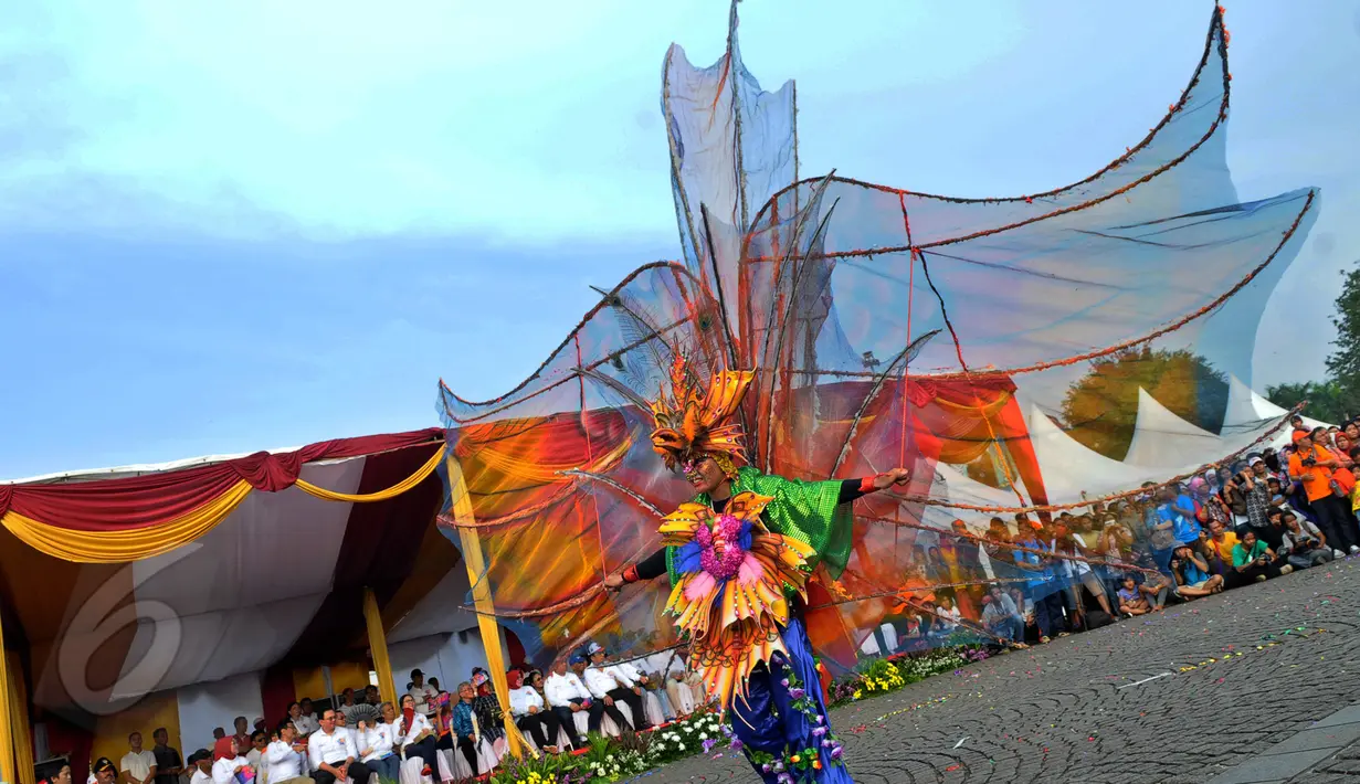 Peserta pawai Jakarnaval 2015 melakukan atraksi dalam menyambut ulang tahun Jakarta ke-488 di Monas, Jakarta, Minggu (7/6). Acara ini menampilkan 35 komunitas Hobi, 25 kendaraan hias, marching band dan berbagai jenis tarian. (Liputan6.com/Faisal R Syam)