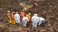 Tim SAR gabungan mengevakuasi korban longsor di Desa Cihanjuang, Kecamatan Cimanggung, Kabupaten Sumedang, kembali membuahkan hasil, Minggu (17/1/2021). (Foto: Dok. Basarnas)