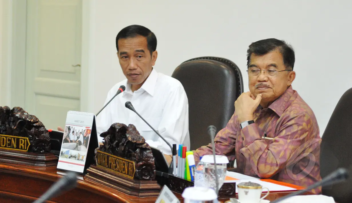 Presiden Joko Widodo didampingi Wakil Presiden Jusuf Kalla menggelar rapat terbatas (ratas) di Kantor Presiden, Komplek Istana Kepresidenan, Jakarta, Rabu (11/3/2015). (Liputan6.com/Faizal Fanani)