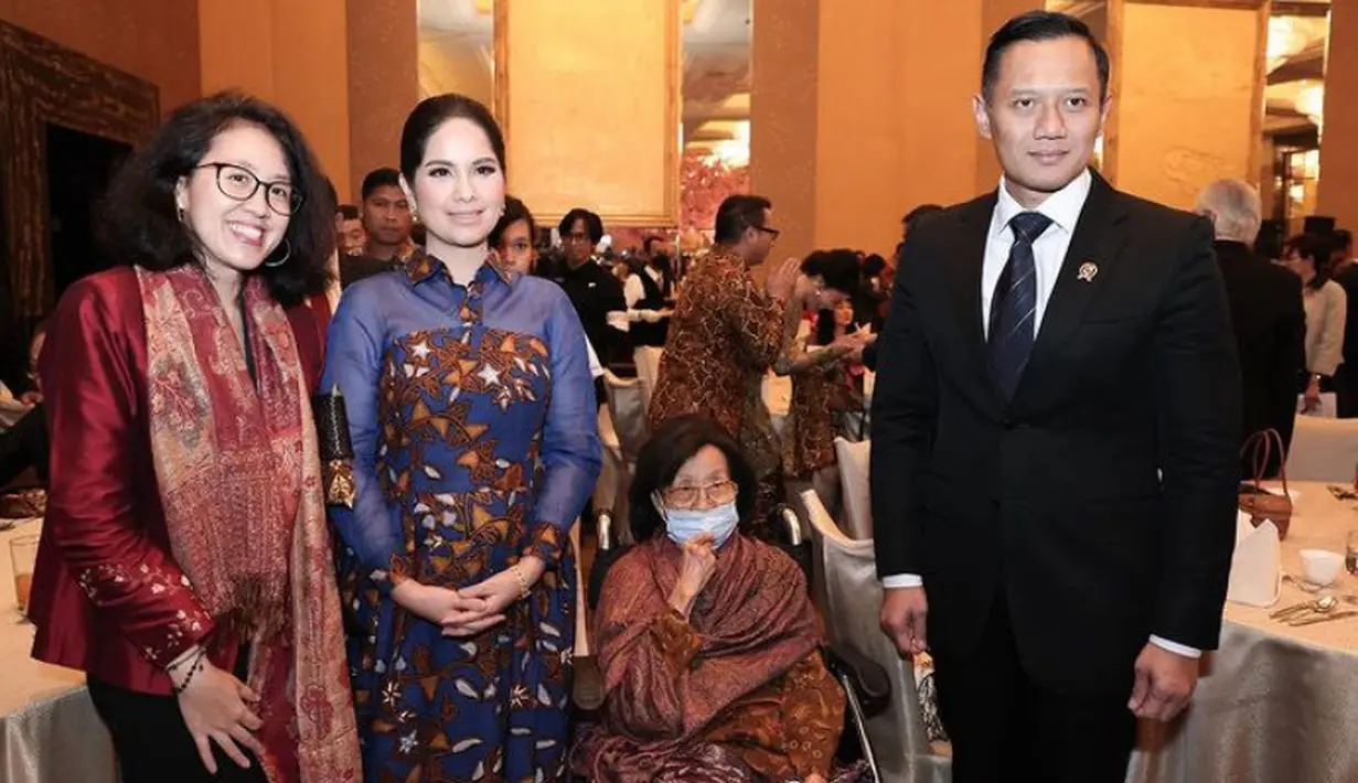 Setelah menjadi ibu menteri, Annisa Pohan tampil dengan batik model dress yang dibuat lebih modern. Dress tersebut memiliki aksen kerah batik dan pundak hingga lengan warna biru. [@annisayudhoyono]