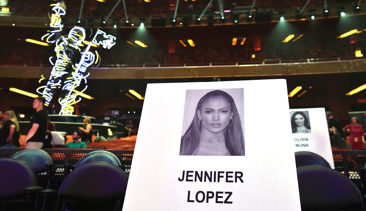 Foto penyanyi Jennifer Lopez tertempel di tempat duduk untuk ajang MTV Video Music Awards (MTV VMA) 2018 di Radio City Music Hall, New York, 17 Agustus 2018. JLo akan menghadiri MTV VMA lagi, setelah kehadiran terakhirnya pada 2001. (AFP/Angela Weiss)