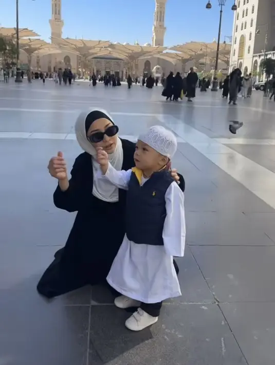 Nikita juga tampil mengenakan gamis hitam dipadukan kerudung putih dengan inner manset hitamnya.  [@yorafebrina]