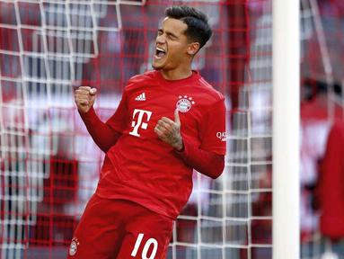 Gelandang Bayern Munchen, Philippe Coutinho, melakukan selebrasi usai membobol gawang Koln pada laga Bundesliga di Allianz Arena, Sabtu (21/9/2019). Bayern Munchen menang 4-0 atas Koln. (AP/Matthias Schrader)