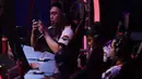 Tim e-Sports, Louvre, tampak fokus saat melawan Onic pada Grand Final Turnamen Mobile Legends: Bang Bang Profesional League (MPL) Indonesia Season 3 di Britama Arena, Jakarta, Jumat (3/5). Onic menang 3-0 atas Louvre. (Bola.com/Vitalis Yogi Trisna)