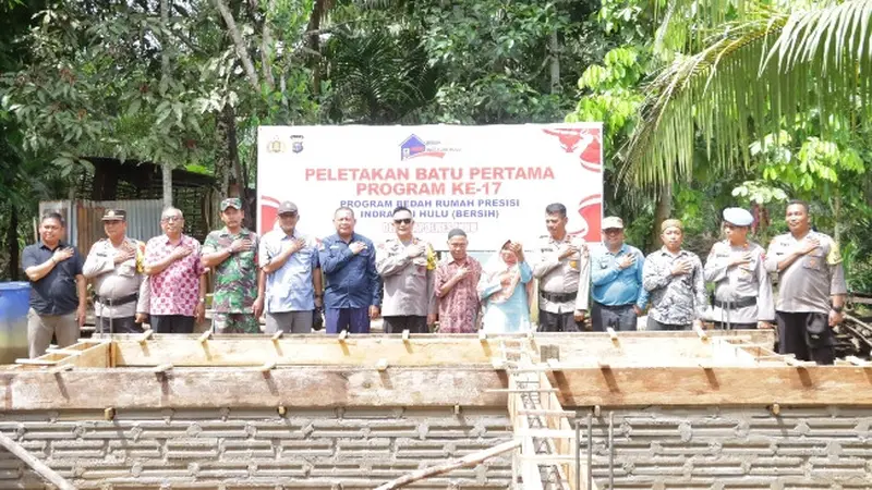 Kepala Polres Indragiri Hulu foto bersama dengan warga yang mendapatkan program Bedah Rumah Polres Indragiri Hulu saat peletakan batu pertama.