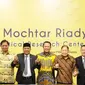 Menteri Perindustrian Airlangga Hartarto, Menristekdikti Mohamad Nasir, Ketua DPR Bambang Soesatyo dan Chairman Lippo Group Mochtar Riady saling bergandengan tangan usai peresmian pembangunan kembali Gedung C FISIP Universitas Indonesia (UI) di Depok, Kamis (2/5/2019). (Liputan6.com/Herman Zakharia)