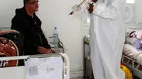 dr. Mohamed Salah Siala tak menyangka akan menggunakan kemampuannya bermain biola untuk menghibur pasien COVID-19 di rumah sakit di Tunisia.