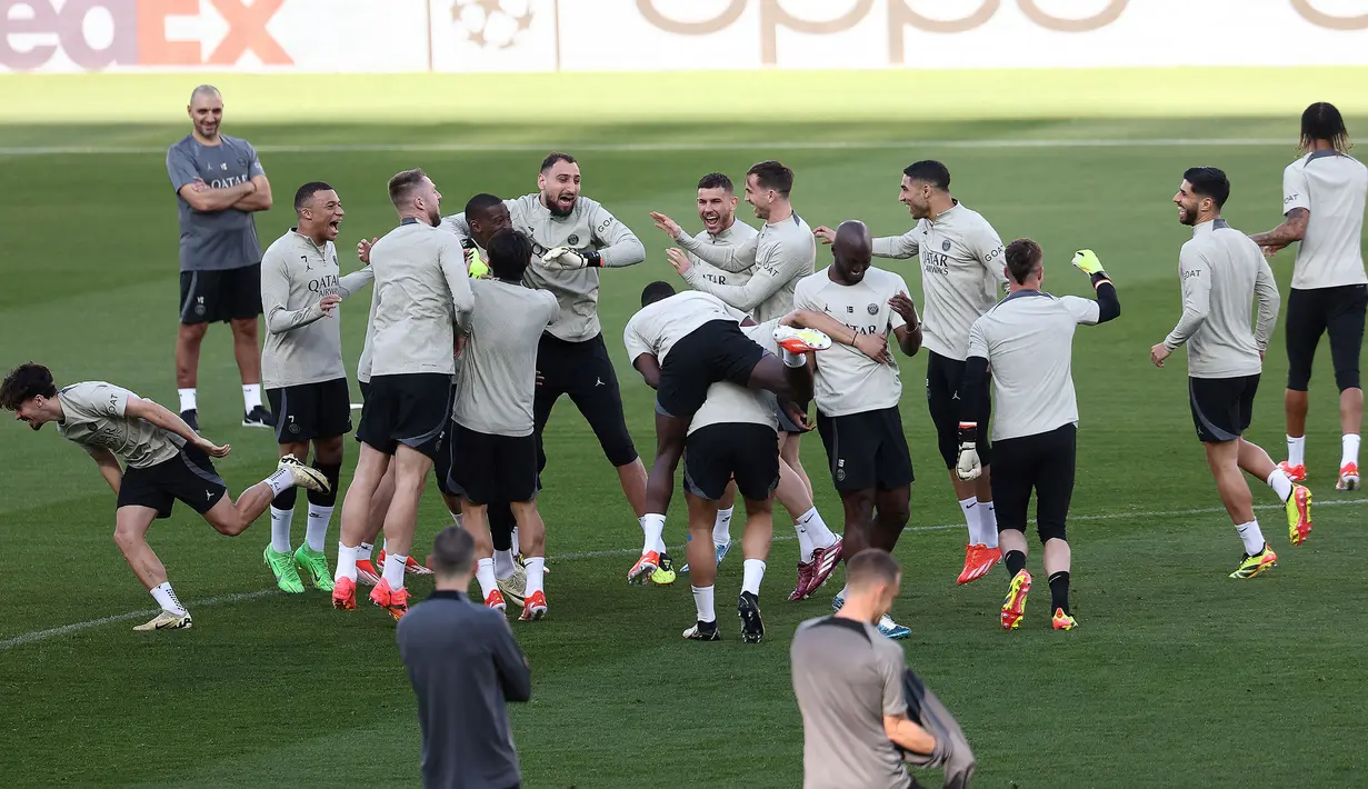Ekspresi ceria pemain Paris Saint-Germain saat latihan jelang laga leg kedua perempat final Liga Champions 2023/2024 melawan Barcelona di Estadi Olimpic Lluis Companys, Barcelona, Spanyol, Senin (15/04/2024). (AFP/Franck Fife)