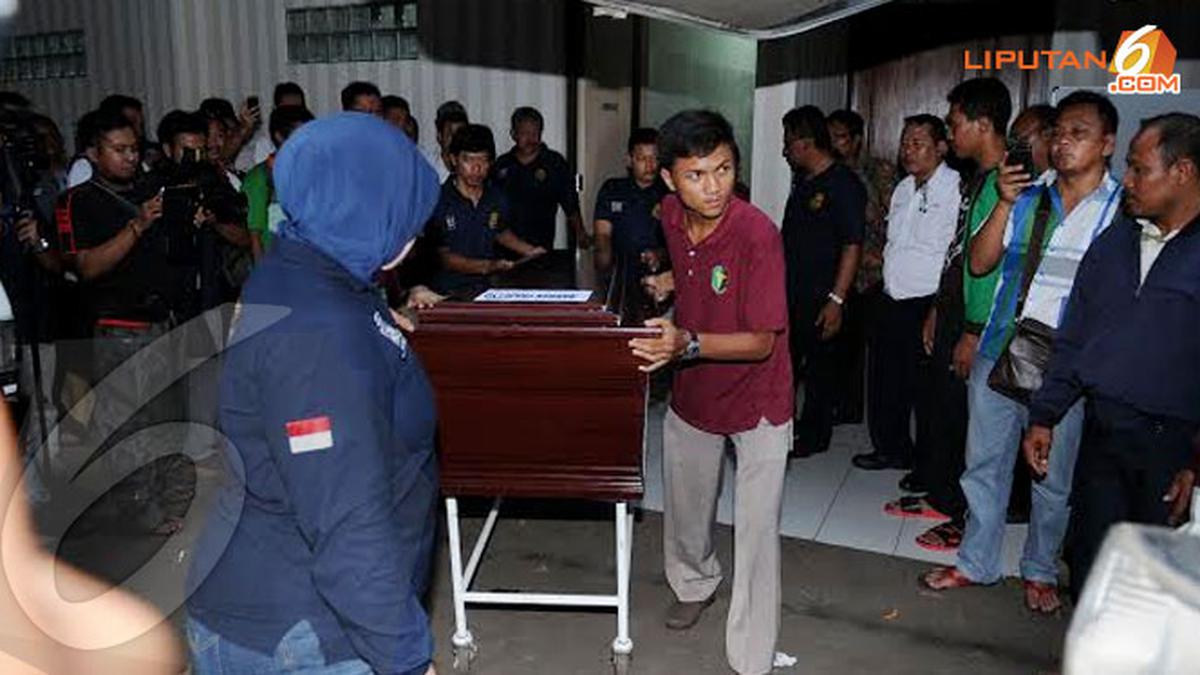 [FOTO] Jenazah Korban Kecelakaan Tragedi Bintaro II Diserahkan Pada