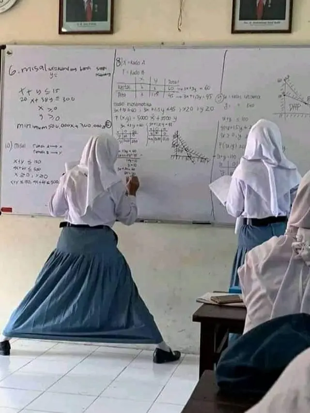 6 Tingkah Murid di Papan Tulis Ini Absurd Pol, Guru Senyum Tipis