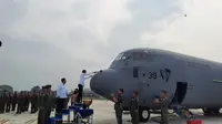 Presiden Joko Widodo atau Jokowi memuji kecanggihan pesawat Super Hercules A-1339 yang dipesan Indonesia dari Amerika Serikat. (Liputan6.com/ Lizsa Egeham)