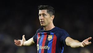 Robert Lewandowski. Striker Polandia berusia 34 tahun yang baru saja bergabung dengan Barcelona pada awal musim 2022/2023 setelah meninggalkan Bayern Munchen ini juga menjadi pemain dengan kontribusi gol terbanyak kedua di Liga top Eropa bersama kedua klub tersebut selama tahun 2022. Ia juga total berkontribusi atas 36 gol dari 32 laga di Liga Jerman dan Spanyol dengan rincian mencetak 29 gol serta menyumbang 7 assist. (AFP/Pau Barrena)