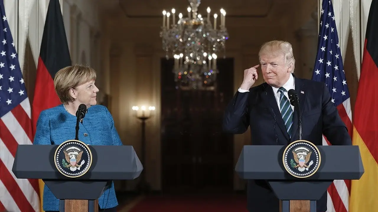 Presiden Donald Trump bersama dengan Kanselir Jerman Angela Merkel