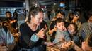 Paula Verhoeven dan anaknya, Kiano Tiger Wong, meniup lilin ulang tahun yang telah disiapkan oleh karyawannya. (Foto: Instagram/ paula_verhoeven)