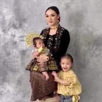 Seperti inilah BTS pemotretan Zaskia Gotik yang diabadikan oleh fotografer Rittar Rajagukguk.