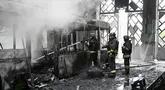 Tim penyelamat Ukraina bekerja untuk memadamkan api di sebuah terminal bus listrik setelah serangan pesawat tak berawak di Kharkiv pada 30 Mei 2025, di tengah-tengah invasi Rusia ke Ukraina. (SERGEY BOBOK/AFP)