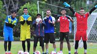 Kiper Arema menjalani latihan di area perumahan Ijen Nirwana, Malang, tempat tinggal pelatih kiper Felipe Americo, Sabtu (6/6/2020). (Bola.com/Iwan Setiawan)
