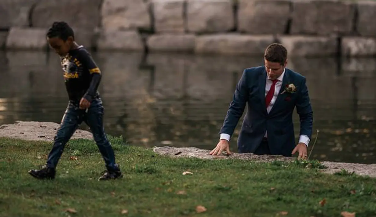 Calon pengantin pria, Clayton Cook dengan sigap melompat ke sungai untuk menolong seorang bocah yang dalam bahaya dan nyaris tenggelam. (HATT PHOTOGRAPHY / Facebook)