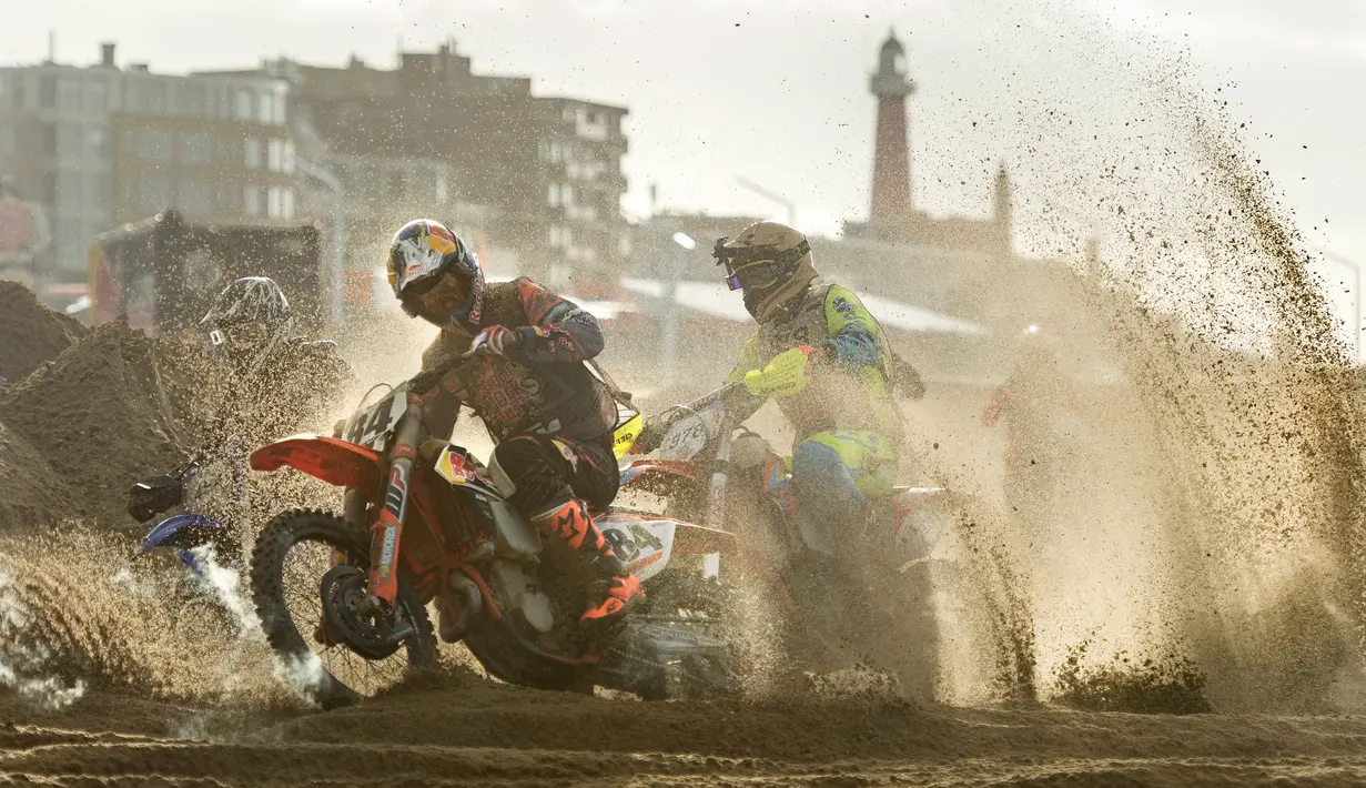 Para crosser bersaing dalam ajang Red Bull Knock Out di Scheveningen, Den Haag, Belanda (19/11). 1.000 peserta mengikuti ajang balap motor cross di Red Bull Knock Out 2016 yang menjadikan pantai sebagai treknya. (REUTERS/Red Bull Knock Out)