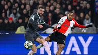 Bek AC Milan asal Inggris Kyle Walker (kiri) berebut bola dengan penyerang Feyenoord asal Brasil Igor Paixao selama pertandingan leg pertama play-off fase gugur Liga Champions UEFA antara Feyenoord Rotterdam dan AC Milan di Stadion Feijenoord "De Kuip" di Rotterdam, pada 12 Februari 2025.JOHN THYS / AFP