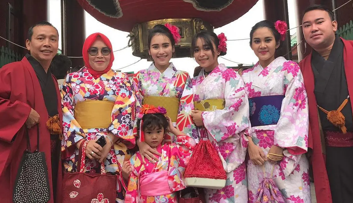 Ayu Ting Ting merupakan salah satu artis Indonesia yang punya penghasilan tinggi. Memang ia kerap mengisi berbagai acara di televisi, selain itu ia juga beberapa bisnis. (Foto: instagram.com/ayutingting92)