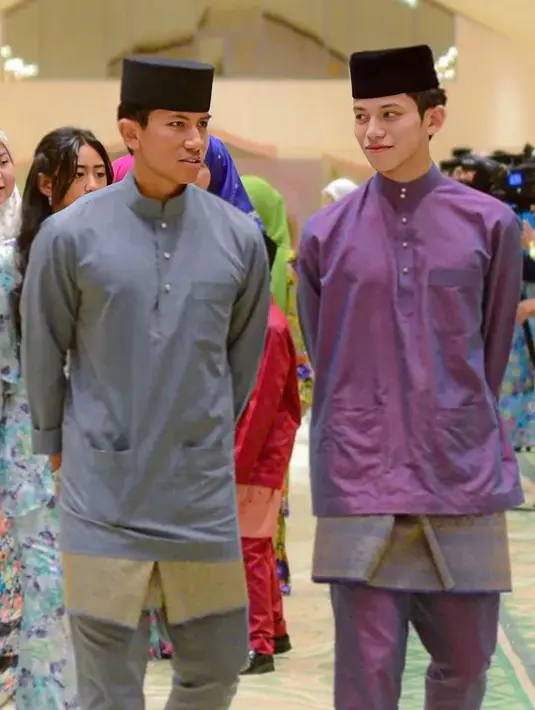 Keduanya tampil memesona dengan busana melayu pria. Mateen warna abu-abu, Wakeel mengenakan warna ungu. [@dytmabdulwakeel]