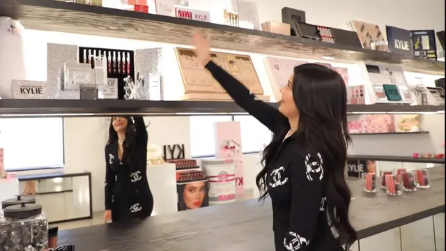 Intip Seluk Beluk Kantor Kylie Cosmetics yang Penuh Nuansa Pink