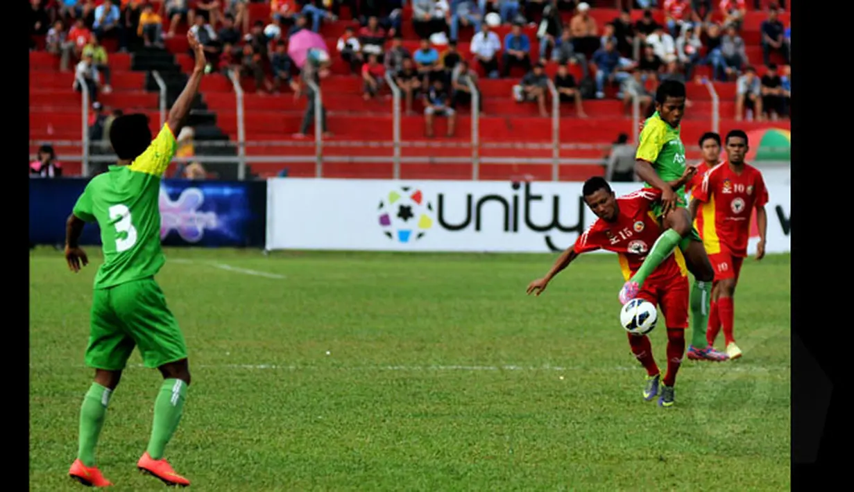 Persebaya Surabaya unggul 1-0 atas Semen Padang di laga pembuka SCM Cup 2015 yang dihelat di Stadion Haji Agus Salim, Padang, Sumbar, Sabtu (17/1/2015). (Liputan6.com/Johan Tallo)