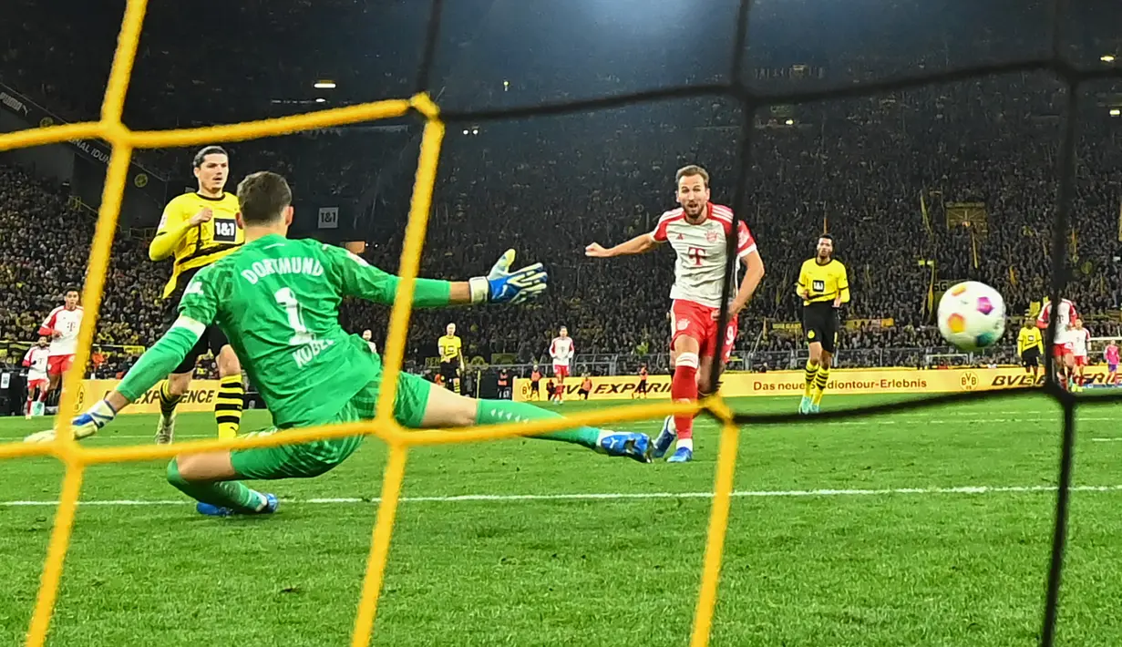 Hattrick yang dicetak Kane ini juga membuatnya mampu melampaui sang senior sekaligus rekan setim, Thomas Muller. (INA FASSBENDER / AFP)