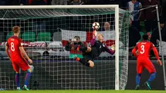 Joe Hart tampil cemerlang saat Inggris meraih hasil imbang saat bersua Slovenia, pada laga lanjutan Grup F Kualifikasi Piala Dunia 2018 zona Eropa, di Stadion Stozice, Ljubljana, Rabu (12/10/2016) dini hari WIB. (Action Images via Reuters/Carl Recine)