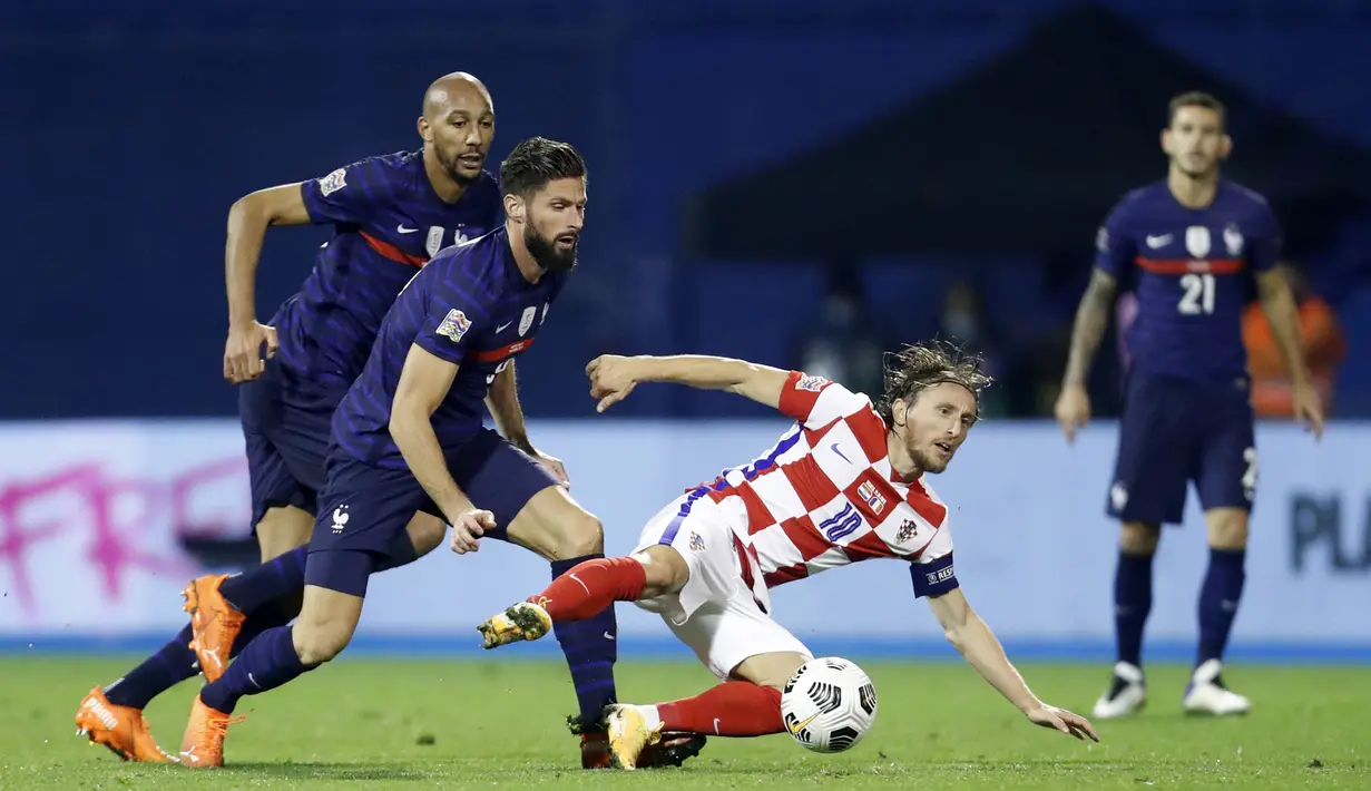 Pemain Kroasia Luka Modric (kanan depan) berebut bola dengan pemain Prancis Olivier Giroud pada pertandingan UEFA Nations League di Stadion Maksimir, Zagreb, Kroasia, Rabu (14/10/2020. Prancis menang dengan skor 2-1. (AP Photo/Darko Bandic)