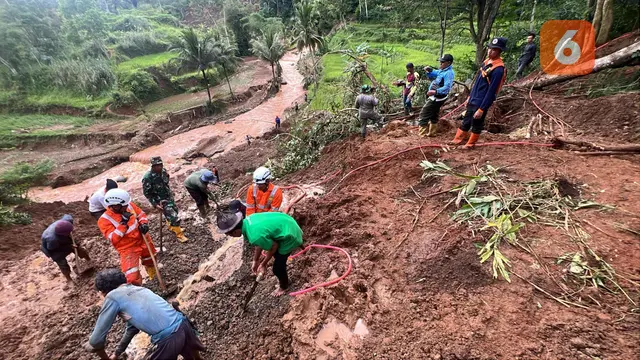 Tim gabungan dan Basarnas Sukabumi saat melakukan pencarian korban hilang tertimbun longsor. (Liputan6.com/Fira Syahrin).