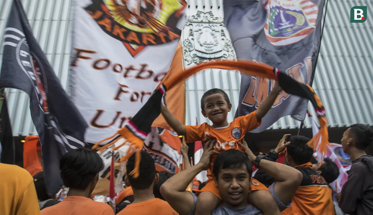Suporter Persija Jakarta, The Jakmania, merayakan gelar Piala Presiden di Balai Kota, Jakarta, Minggu (18/2/2018). Persija meraih juara setelah mengalahkan Bali United. (Bola.com/Vitalis Yogi Trisna)