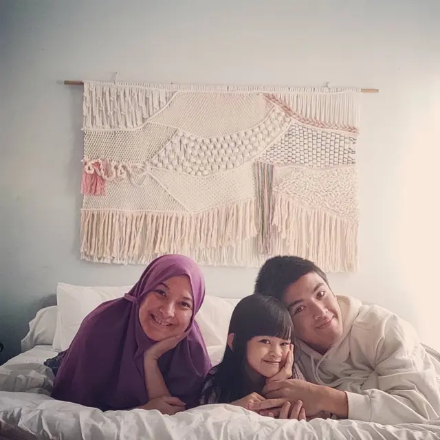 7 Potret Terbaru Presenter Andhara Early Bersama Keluarga yang Jarang Disorot