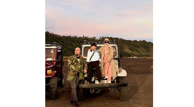 5 Gaya stylish Mulan Jameela saat liburan di Bromo, pakai outer dan topi senada