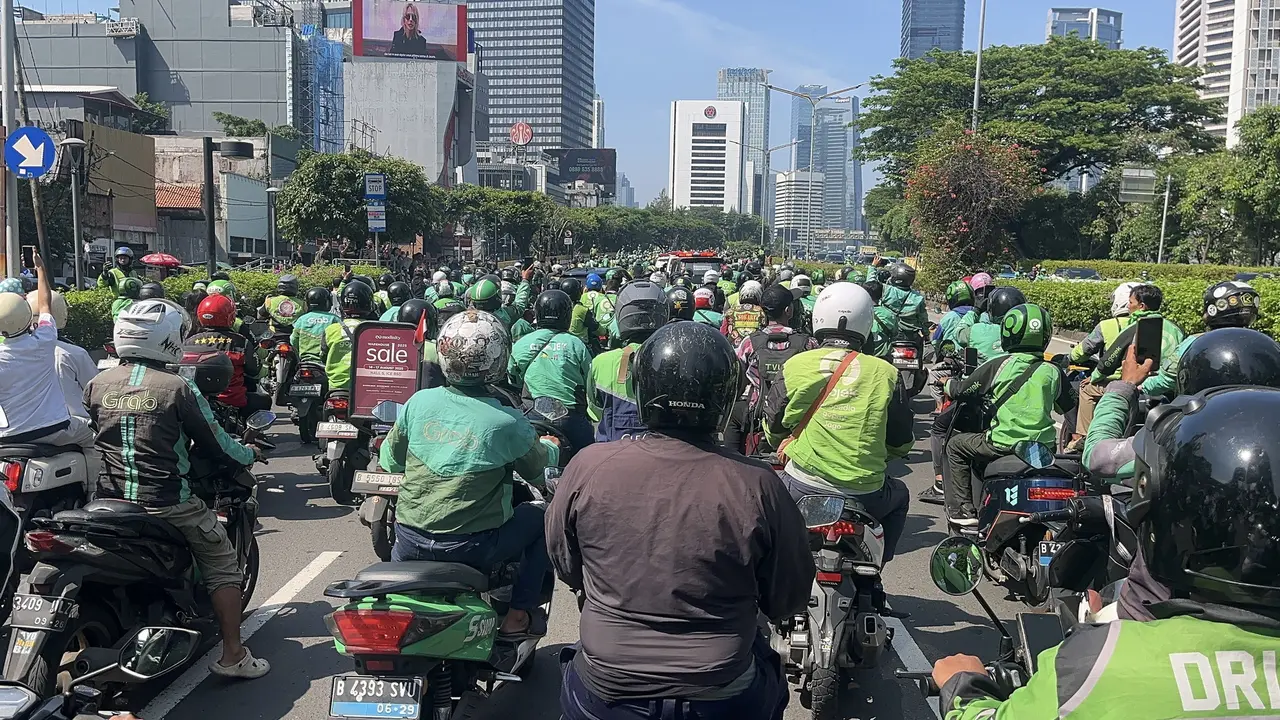 Iring-Iringan Ojol Antar Jenazah Affan Kurniawan yang Tewas Ditabrak Brimob ke TPU Karet Bivak