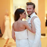 David Beckham dan Victoria Beckham tampil kompak dengan putih-putih di red carpet Met Gala. Mesra banget ya! (REX/Shutterstock/HollywoodLife)