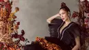Di pemotretan kali ini, Cathy tampil dengan tema musim gugur. Background yang digunakan pun memilih bunga kering dengan warna kecoklatan. (Liputan6.com/IG/winstongomez)
