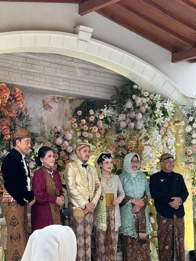 6 Gaya Mentereng Iriana Jokowi, Selvi Ananda, dan Erina Gudono Padukan Kebaya dengan Perhiasan Berlian di Pernikahan Kerabat