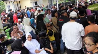 Ratusan warga berdatangan ke rumah duka Jl.Daman I No.39, Bambu Apus, Jaktim, setelah mendengar kabar Mpok Nori meninggal dunia, Jakarta, Jumat (3/4/2015). (Liputan6.com/Helmi Afandi)