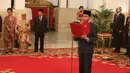 Presiden Joko Widodo membacakan sumpah jabatan saat melantik lima Duta Besar Luar Biasa dan Berkuasa Penuh RI di Istana Negara, Jakarta, Rabu (13/2). (Liputan6.com/Angga Yuniar)