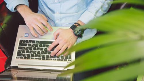 Membuka laptop (Pexels)