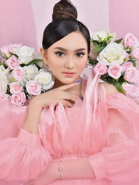 Masih dengan tema serba merah muda dan bunga, gaya Jihan Audy banjir pujian. Makeupnya yang terkesan natural serta rambut disanggul rapi, membuatnya memesona. (Liputan6.com/IG/jihanaudy123_real)