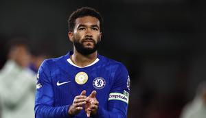 Kapten Chelsea, Reece James, tampak kecewa setelah timnya ditahan 2-2 Fulham pada laga pekan keempat Premier League di&nbsp;Gtech Community Stadium, London, Minggu (14/9/2025) dini hari WIB. (AFP/HENRY NICHOLLS)
