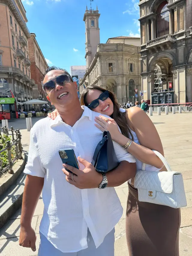 Tanpa Buah Hati, Ini 8 Potret Nia Ramadhani Liburan Bareng Suami di Italia